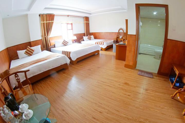 Room 28 of 77