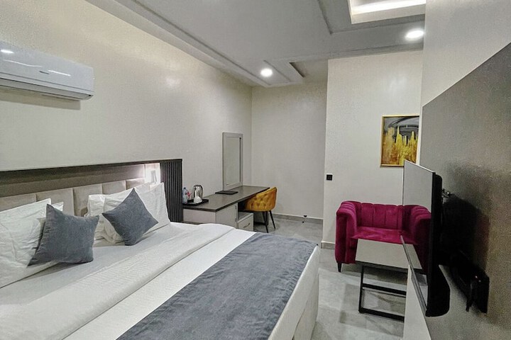 Room 4 of 13