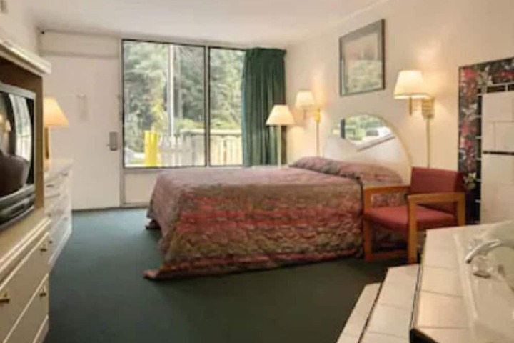 1 King Bed (6 of 8)