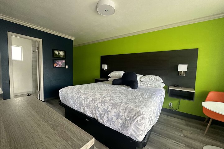 Room 10 of 34
