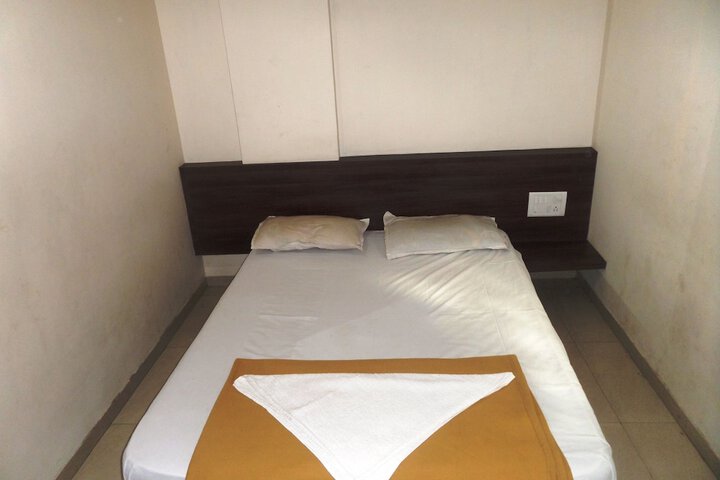 Room 6 of 18
