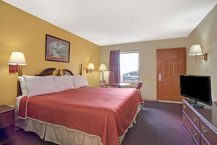 1 King Bed (8 of 9)