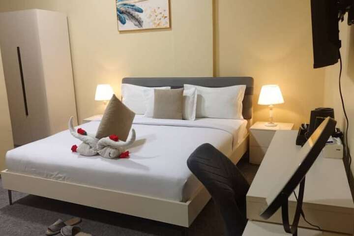 Room 4 of 6