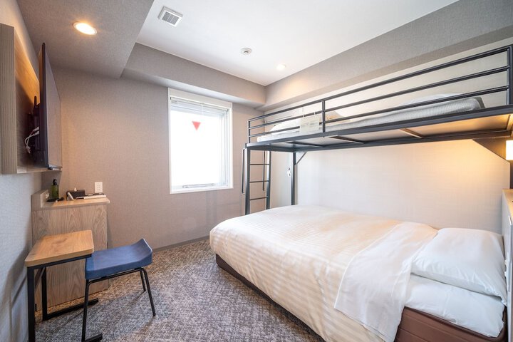 Room 8 of 128