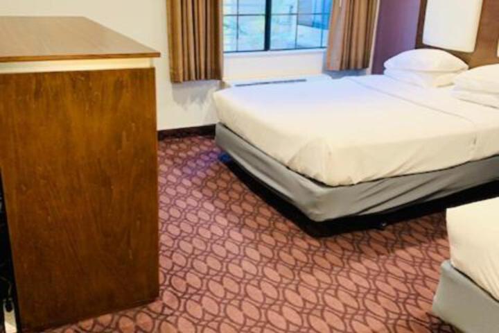 Deluxe 2 Queen Beds (6 of 12)