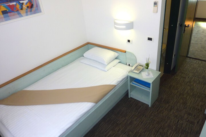 Room 6 of 61