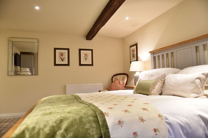 The Moon Inn at Stoney Middleton Image 9