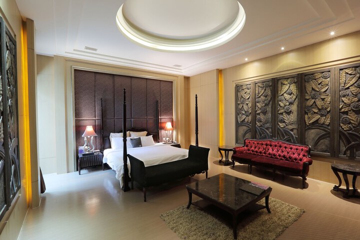 Room 10 of 100
