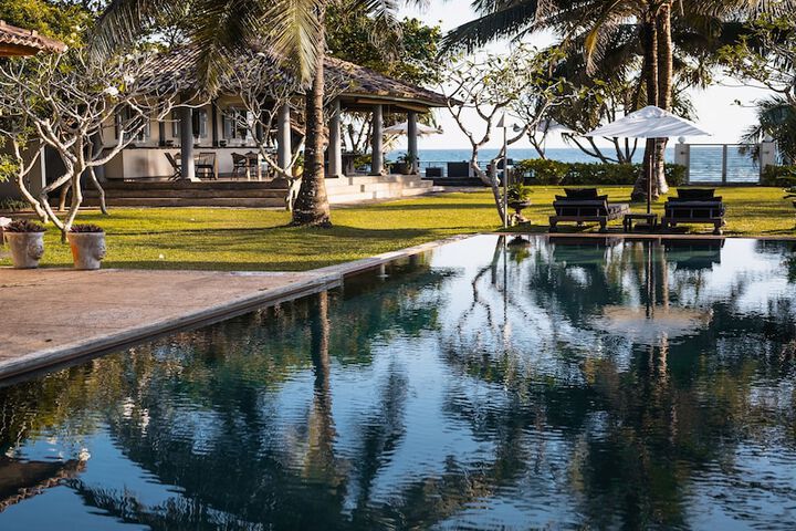 Hotel Pool