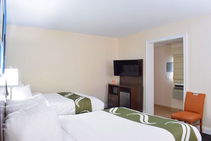 1 Queen Bed (3 of 22)