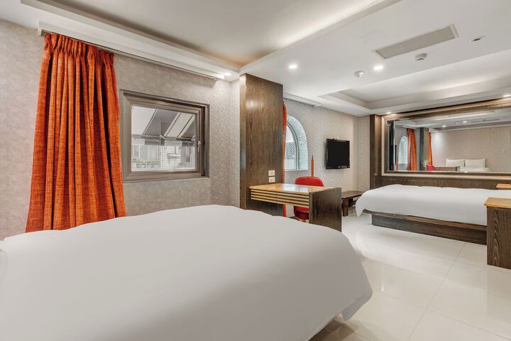 Room 56 of 100