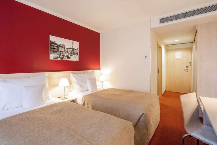 Room 12 of 66