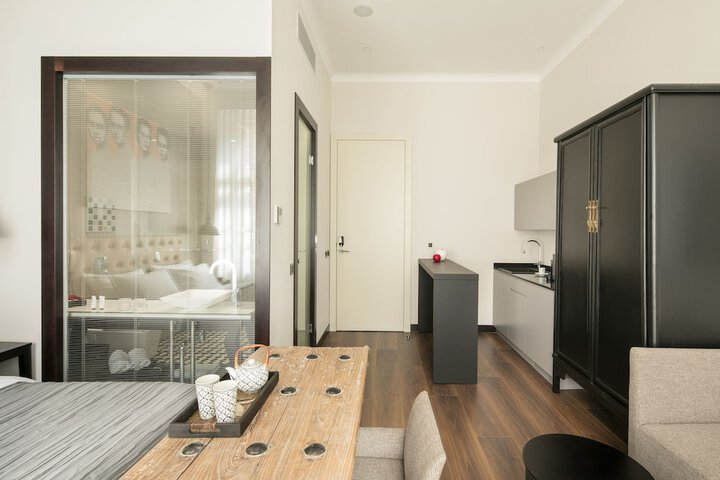 Room 42 of 77