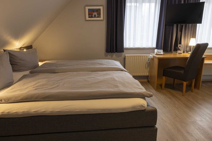 Room 8 of 33