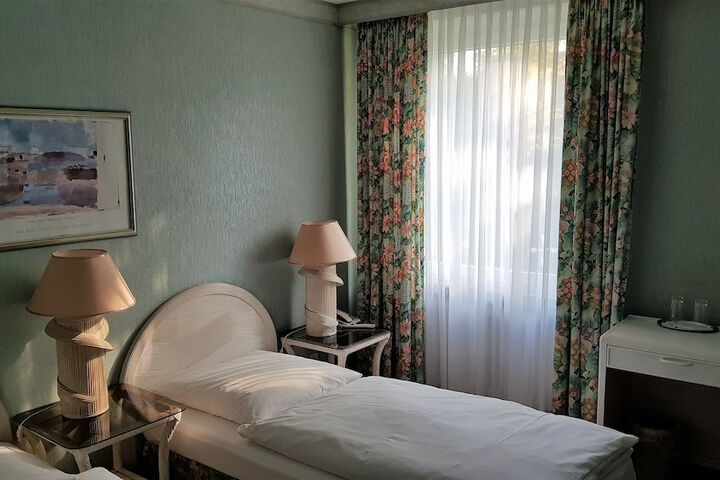 Room 6 of 32