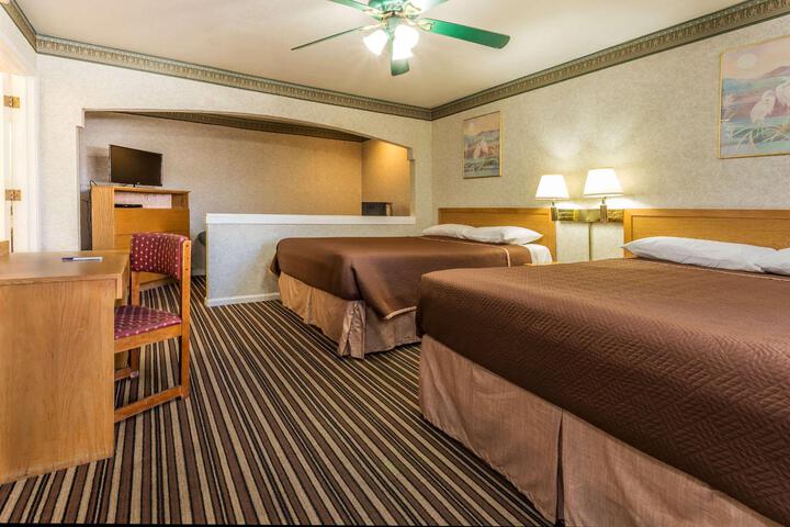 1 Queen Bed (6 of 10)
