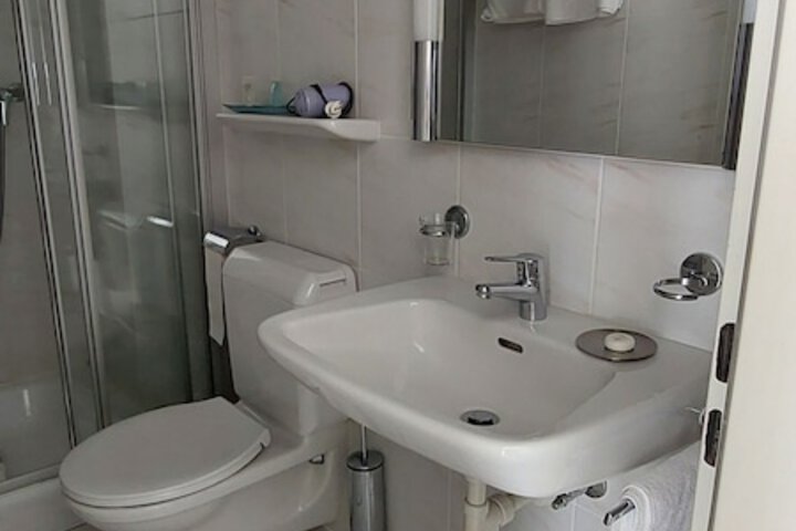 Room 4 of 16