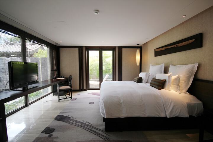 Room 8 of 111