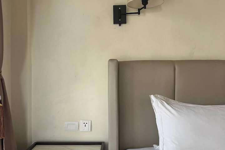 Room 4 of 12