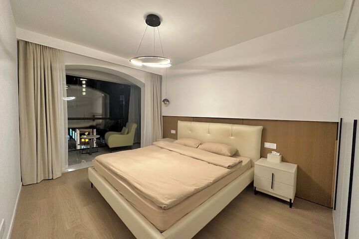 Room 4 of 16