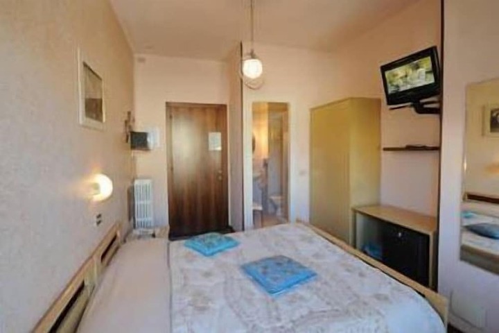 Room 9 of 22