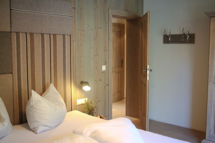 Room 4 of 125
