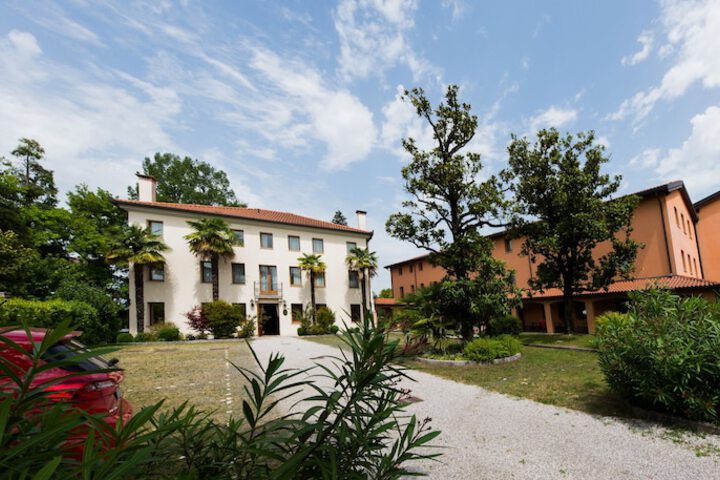 Hotel Exterior 41 of 46