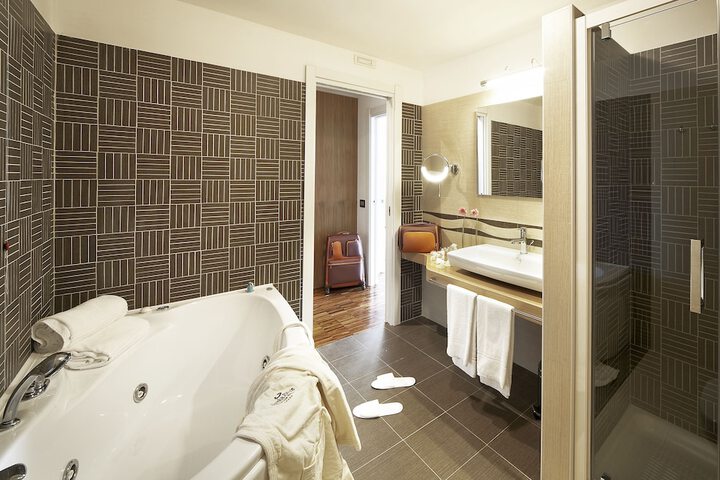 Jetted tub