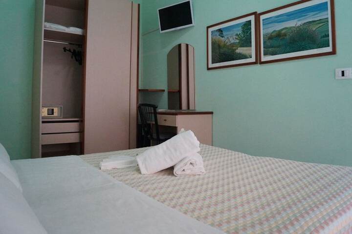 Room 5 of 6