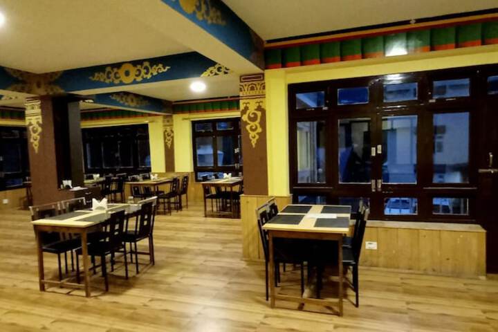 Dining 33 of 48