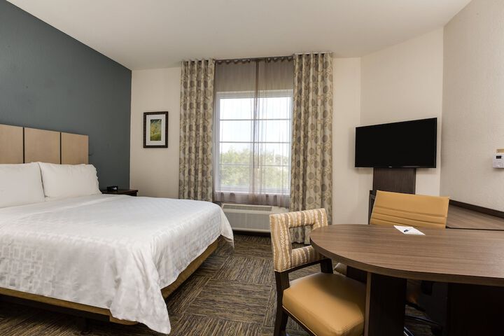 Studio Suite Queen Bed (6 of 17)
