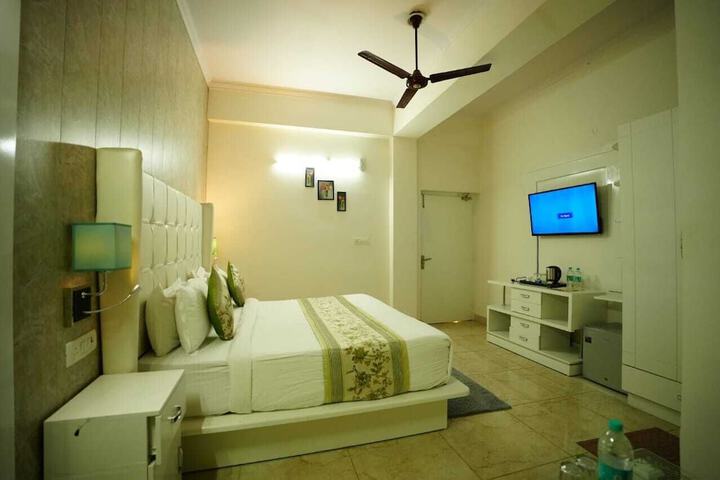 Room 10 of 32