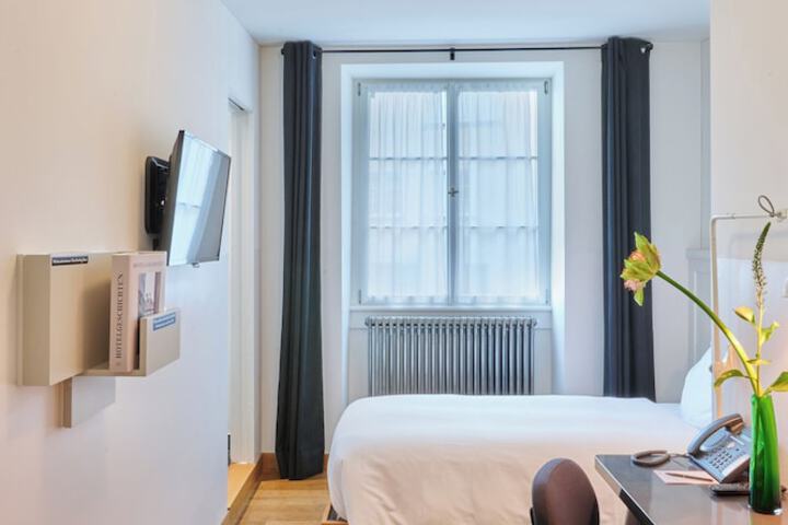Room 34 of 115