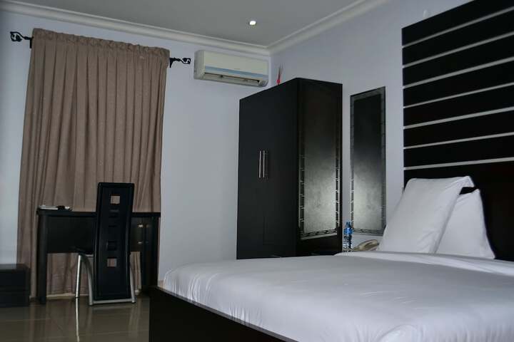 Room 6 of 37