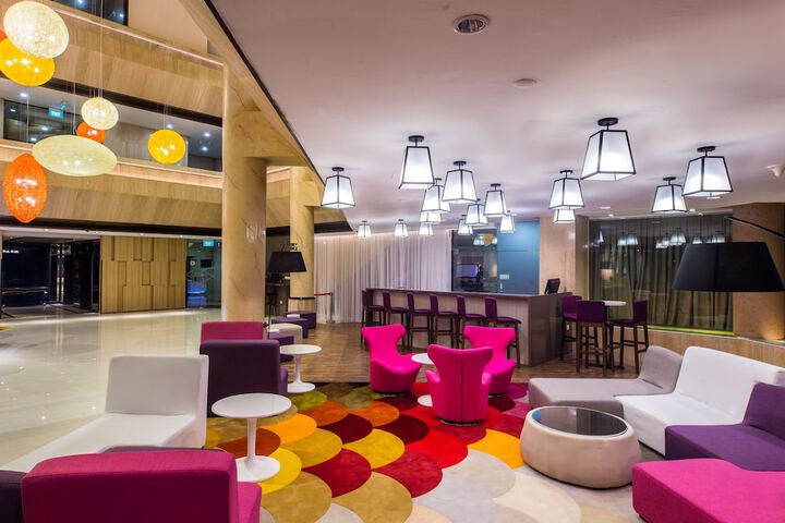 Lounge 58 of 64