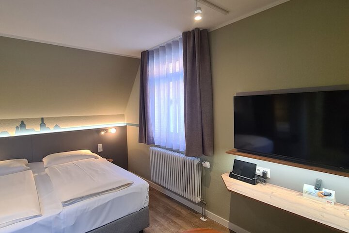 Room 28 of 94