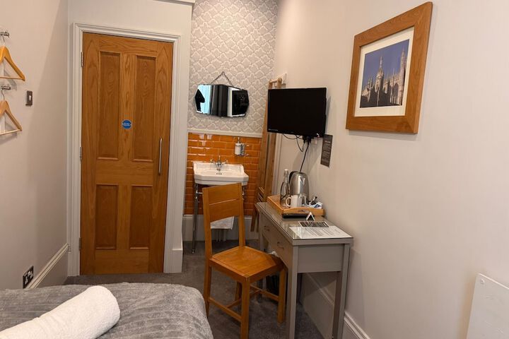 Room 5 of 83