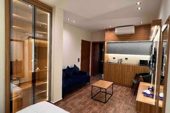 Room 42 of 101