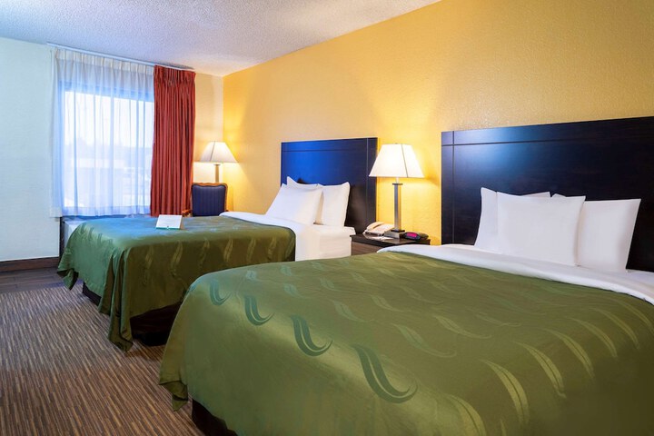 2 Double Beds (14 of 18)