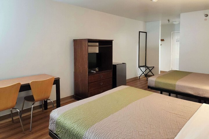 2 Queen Beds (10 of 15)