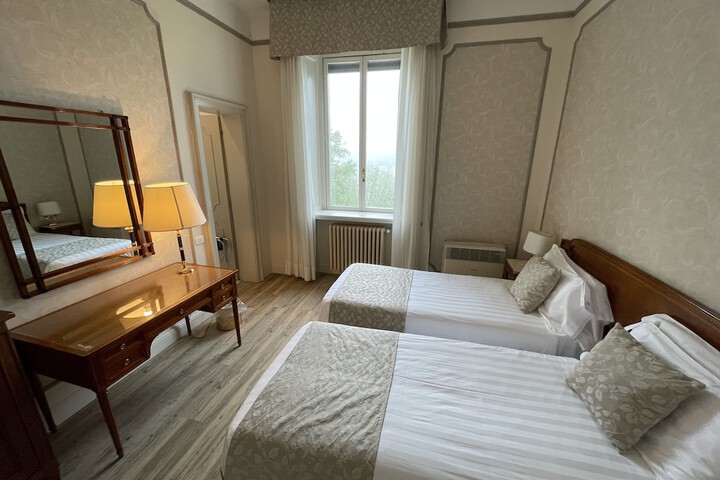 Room 17 of 121