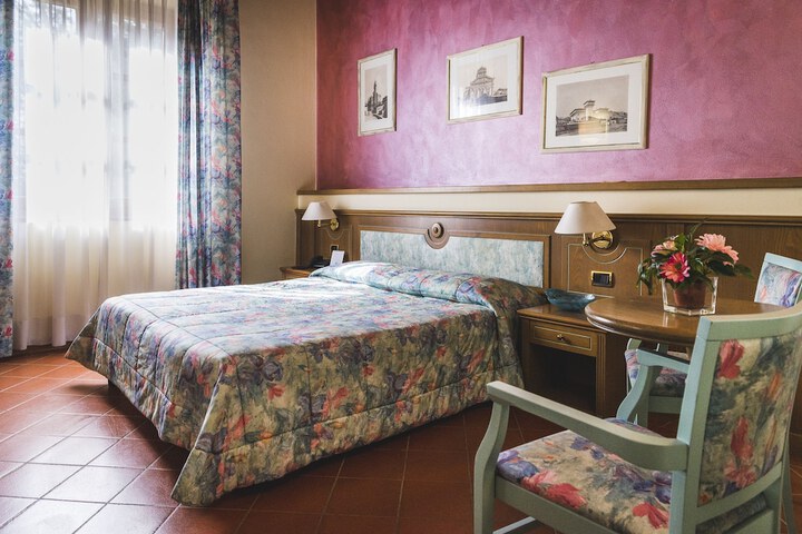 Room 8 of 28