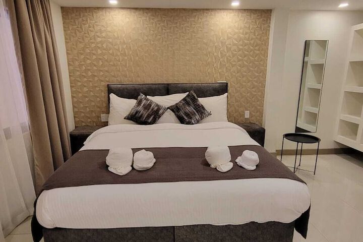 Room 7 of 12