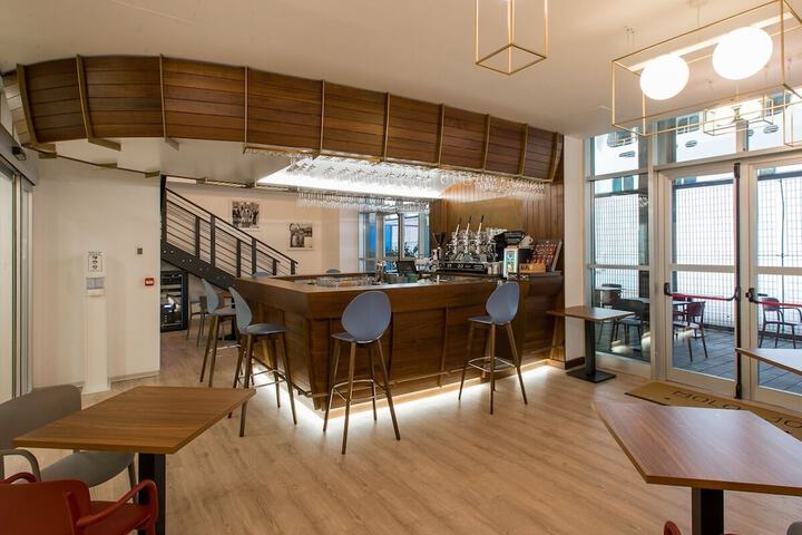 Lounge 106 of 148