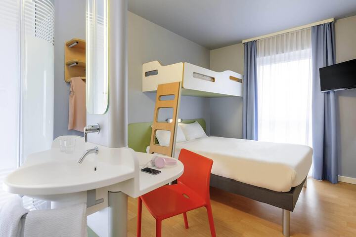 Room 15 of 32
