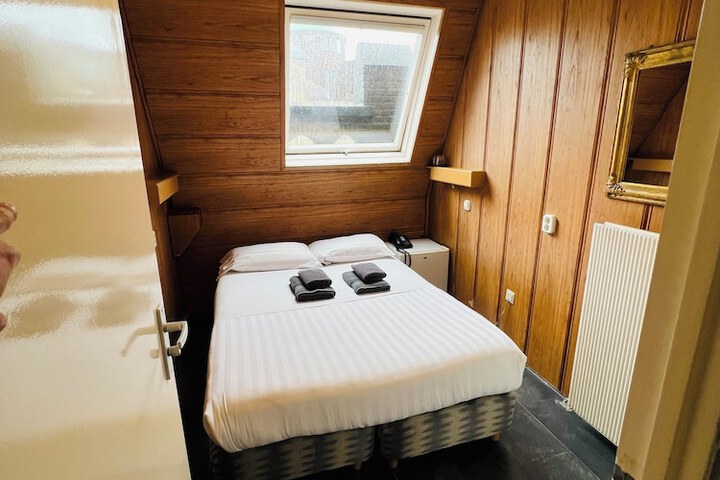Room 3 of 37
