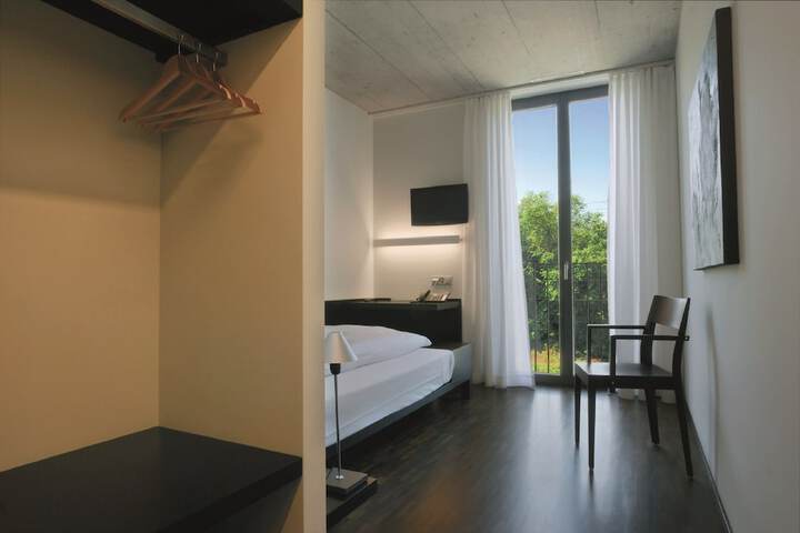 Room 11 of 38