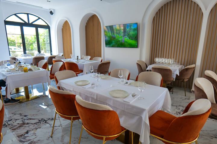 Dining 96 of 102