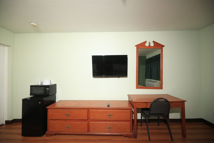 Room 11 of 28