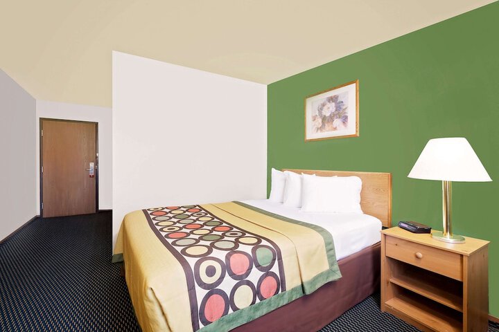 1 Queen Bed (5 of 8)